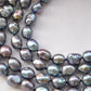 Magnifique collier 3 rangs de perles Baroques naturel dans les Couleurs et reflets Multicolore. Ses perles sont délicatement monté à la main noeud de séparation entre chaque perle.